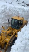 Kar kalınlığının 8 metreyi bulduğu yolda karla mücadele çalışması