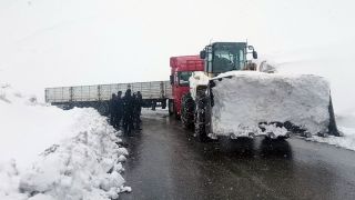 Karda kayan tır 3 bin rakımlı Katapet Geçidi’nde yolu kapattı