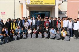 Van’da öğrencilere kırtasiye desteği