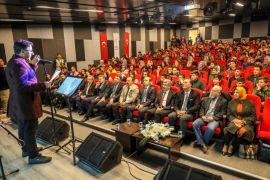 Vanlı öğrenciler müzeyi gezip şiir ve türkü etkinliğine katıldı